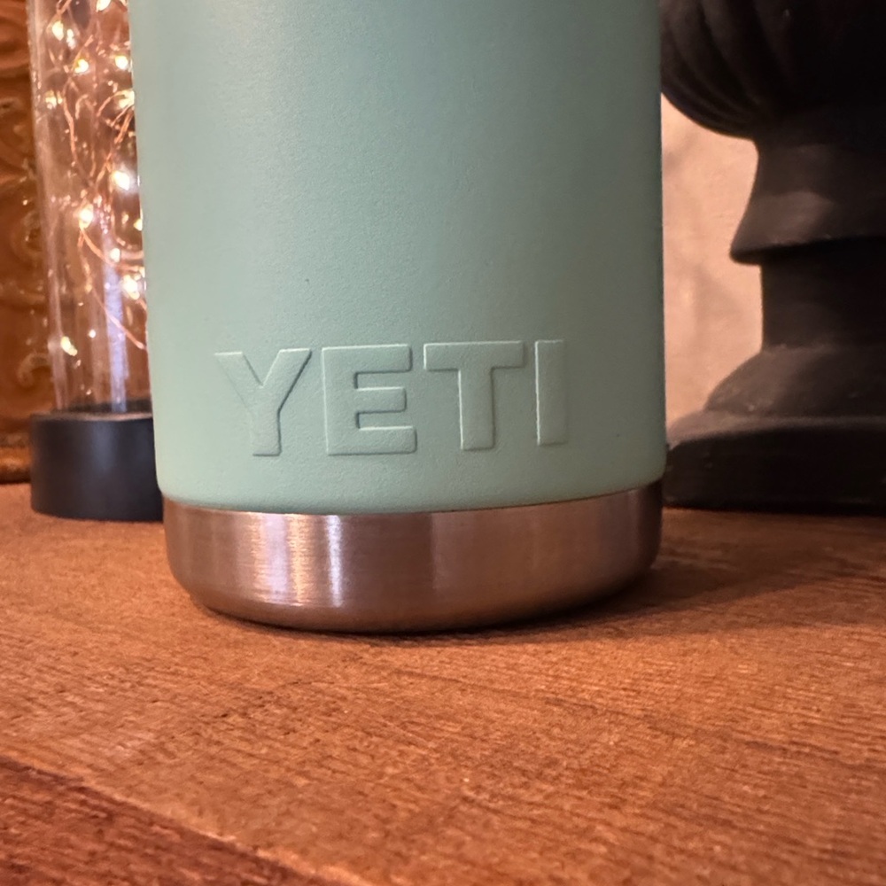 YETI Rambler 26 oz Water Bottle with Black Straw Cap in Excellent Condition - Picture 3 of 6
